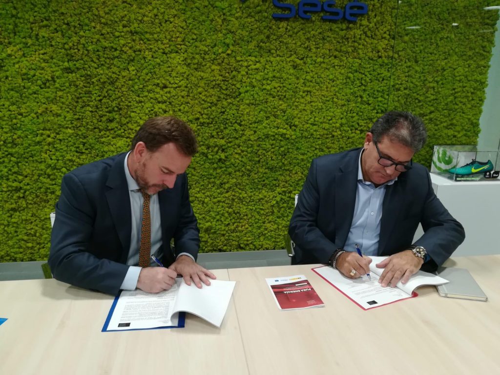 Pedro Machín, presidente del Clúster de la Energía de Aragón, y Pedro García, director de Fundación Sesé, firman el convenio de colaboración.