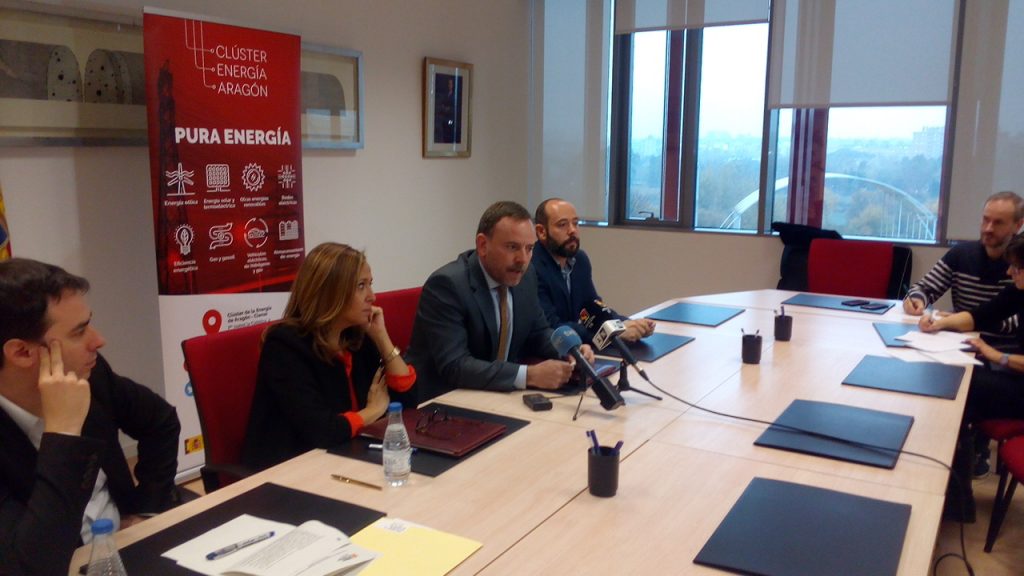 La consejera y el presidente de Clenar, atendiendo a los medios de comunicación tras la firma del convenio.