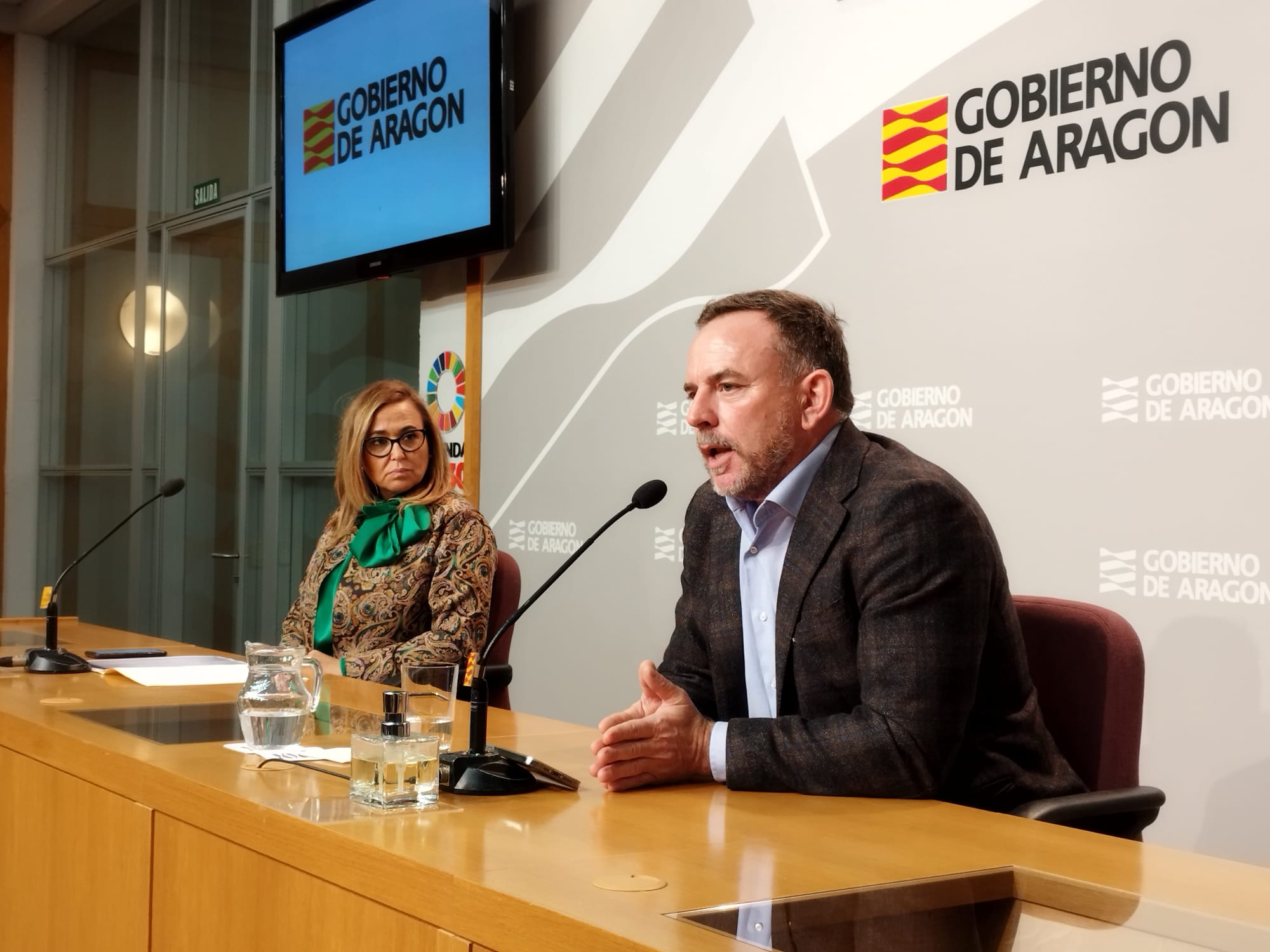 Mayte Pérez y Pedro Machín, en la presentación de la jornada 'Aragón con luz propia'