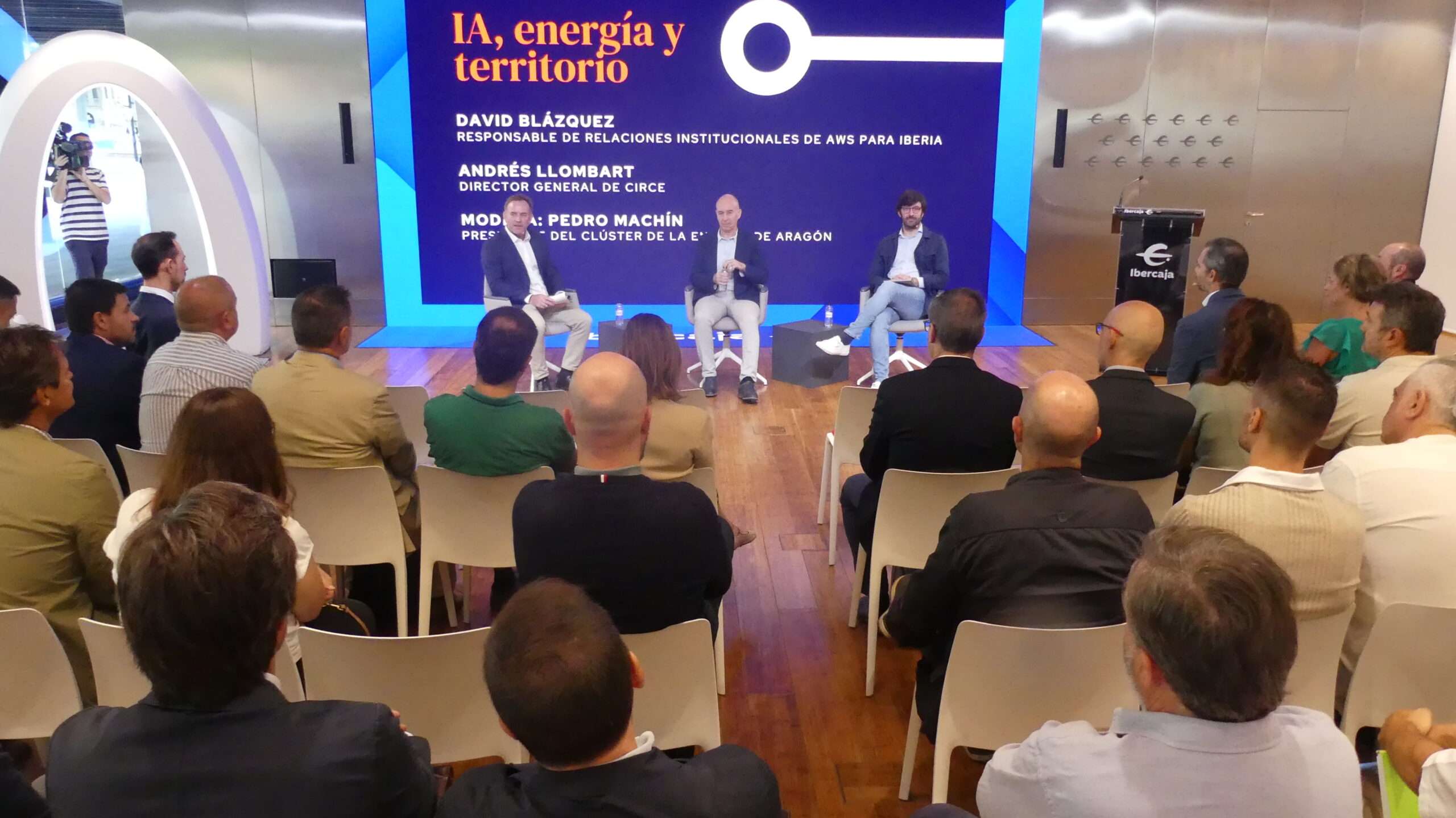 De izquierda a derecha: Pedro Machín, presidente del Clúster de la Energía de Aragón; Andrés Llombart, director general de CIRCE; y David Blázquez, responsable de Relaciones Institucionales de AWS para Iberia.